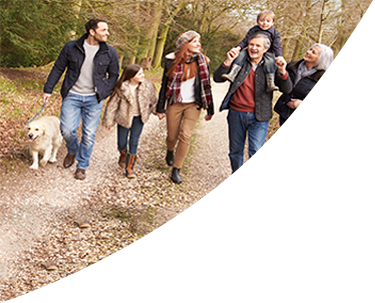 familia-paseando-al-perro-en-un-bosque-mobile