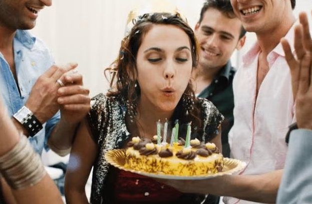 一緒に誕生日祝いをする友達